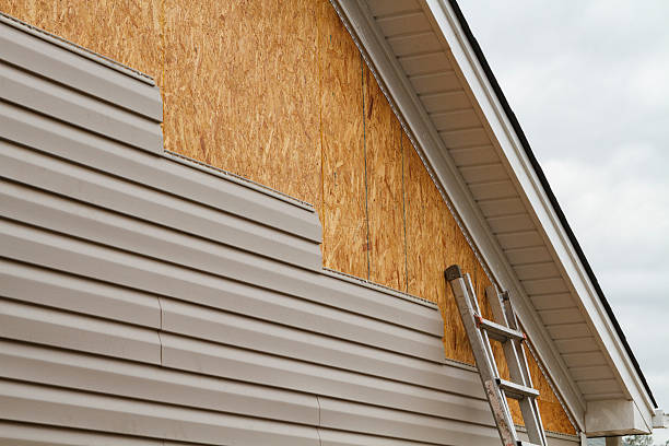 Professional Siding Installation technician working in Hilliards, PA